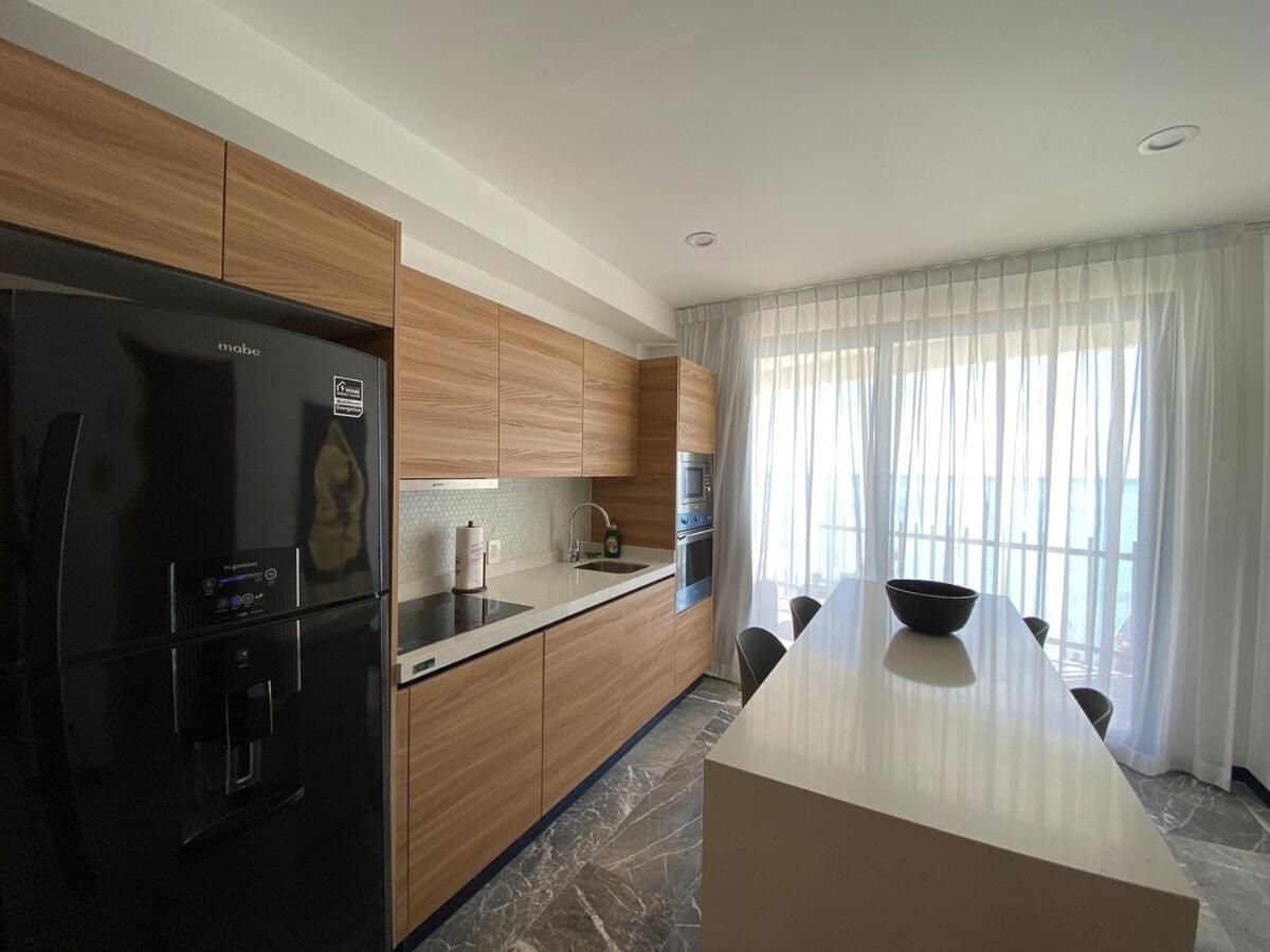 Ocean Front! Amazing Rooftop Pool, Walk To Fifth! Apartment