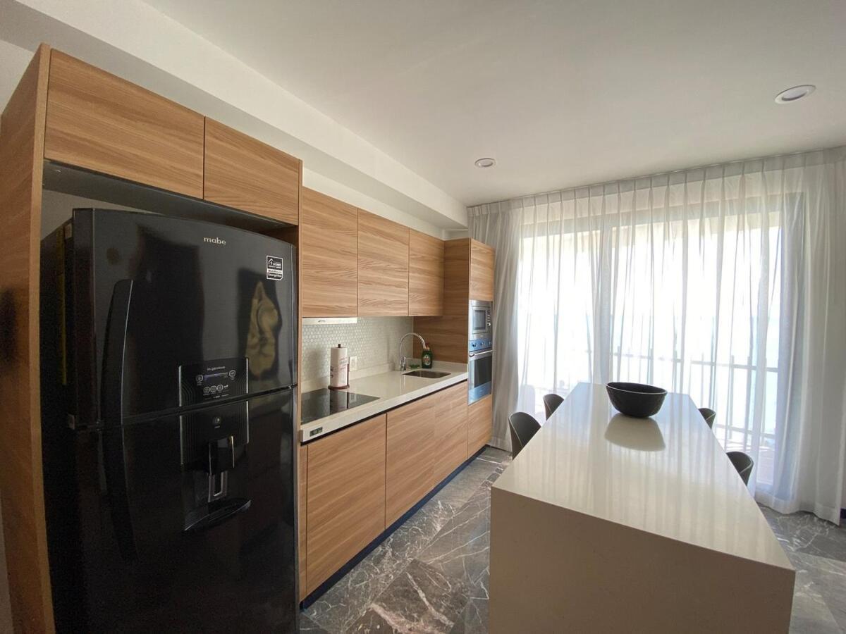 Apartment Ocean Front! Amazing Rooftop Pool, Walk To Fifth!