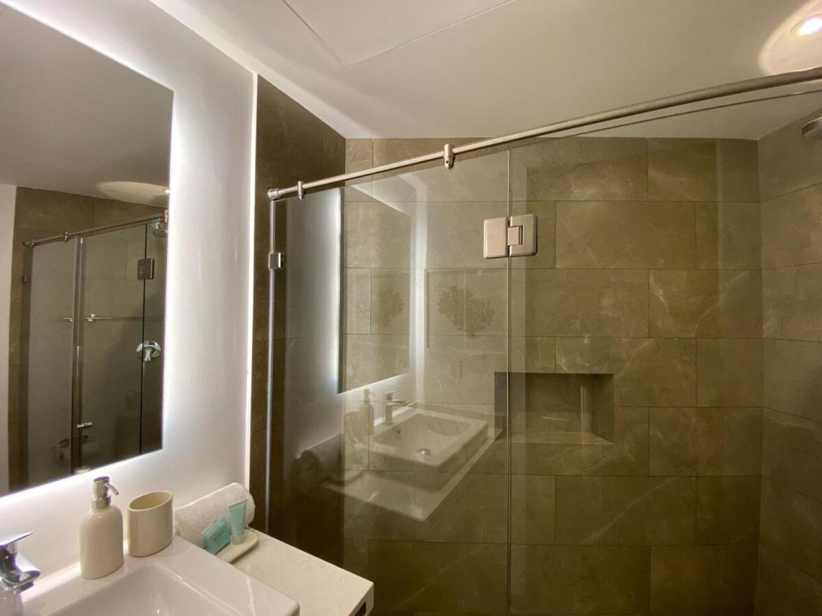 Ocean Front! Amazing Rooftop Pool, Walk To Fifth! Apartment