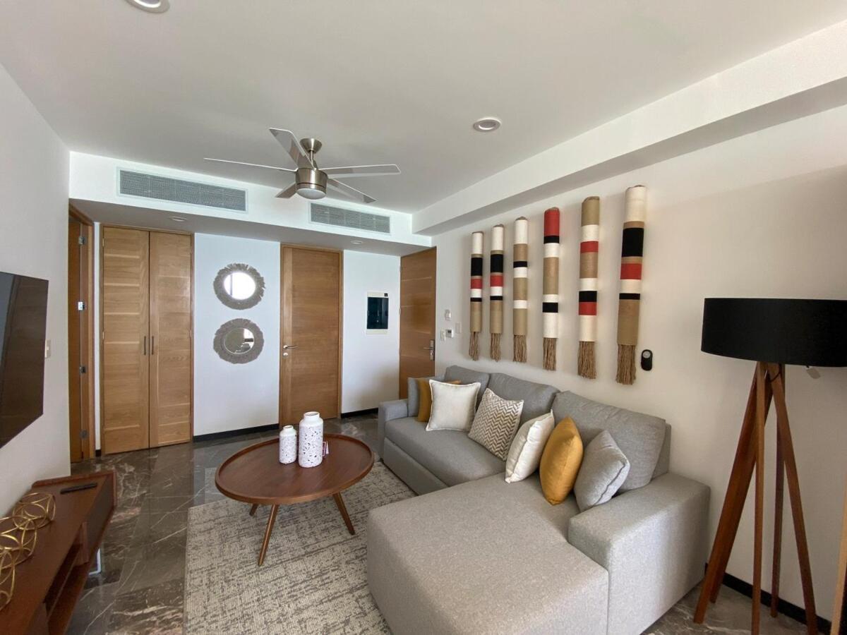 Apartment Ocean Front! Amazing Rooftop Pool, Walk To Fifth! *