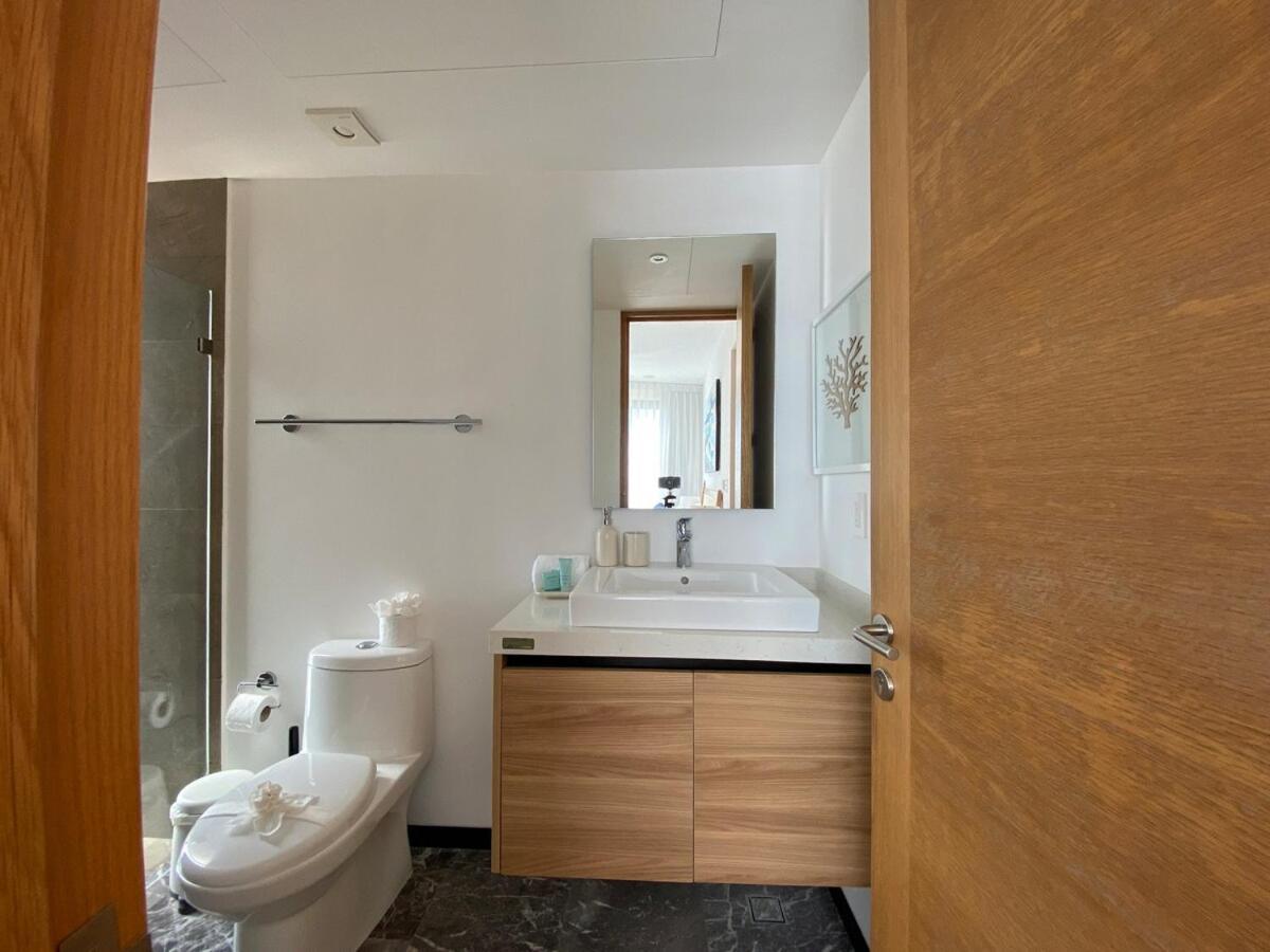 Ocean Front! Amazing Rooftop Pool, Walk To Fifth! Apartment