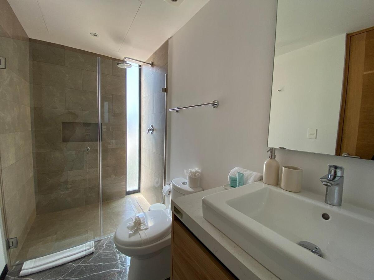 Ocean Front! Amazing Rooftop Pool, Walk To Fifth! Apartment *