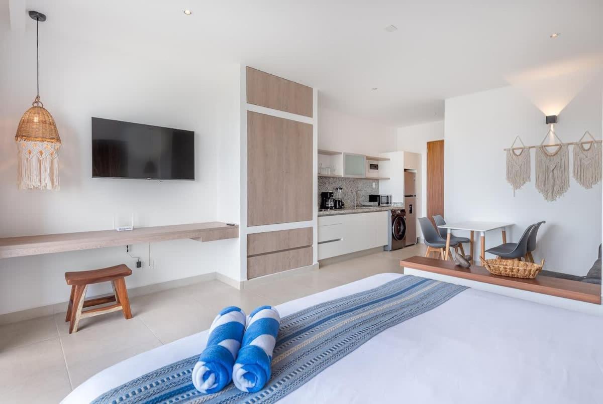 Ocean View From Your King Bed Apartment