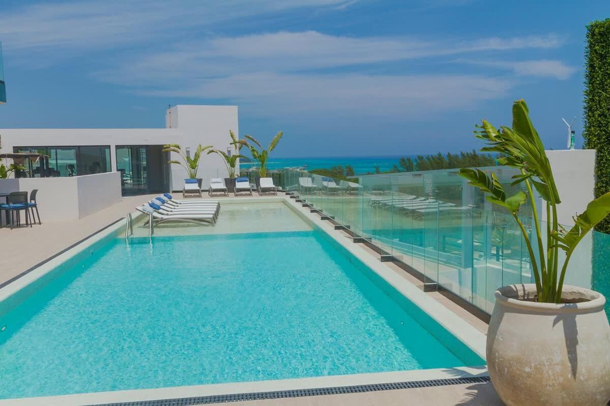 The Boat 2 Blocks From The Sea And 5th Ave 200 Mb Playa del Carmen
