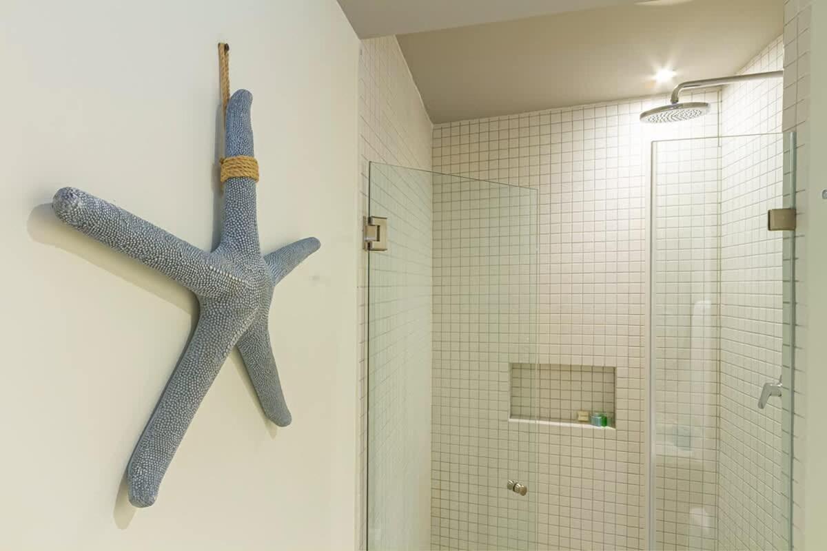 The Boat 2 Blocks From The Sea And 5th Ave 200 Mb Holiday home *
