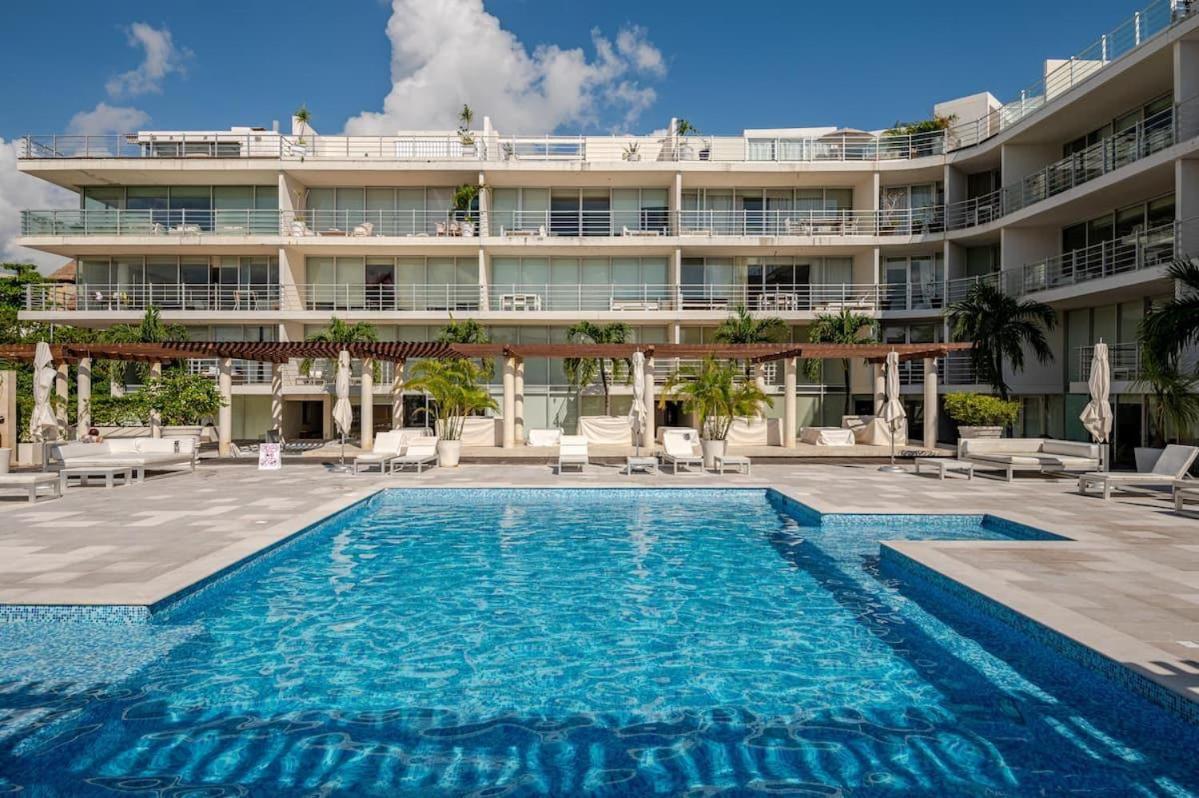 3 Bedroom Ocean View, Gym/parking Apartment *