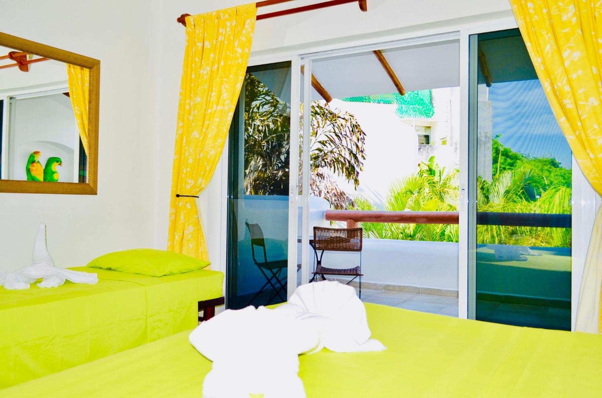 Deluxe Jacuzzi Balcony With Swimming Pool Air Conditioning And Parking Bed and breakfast