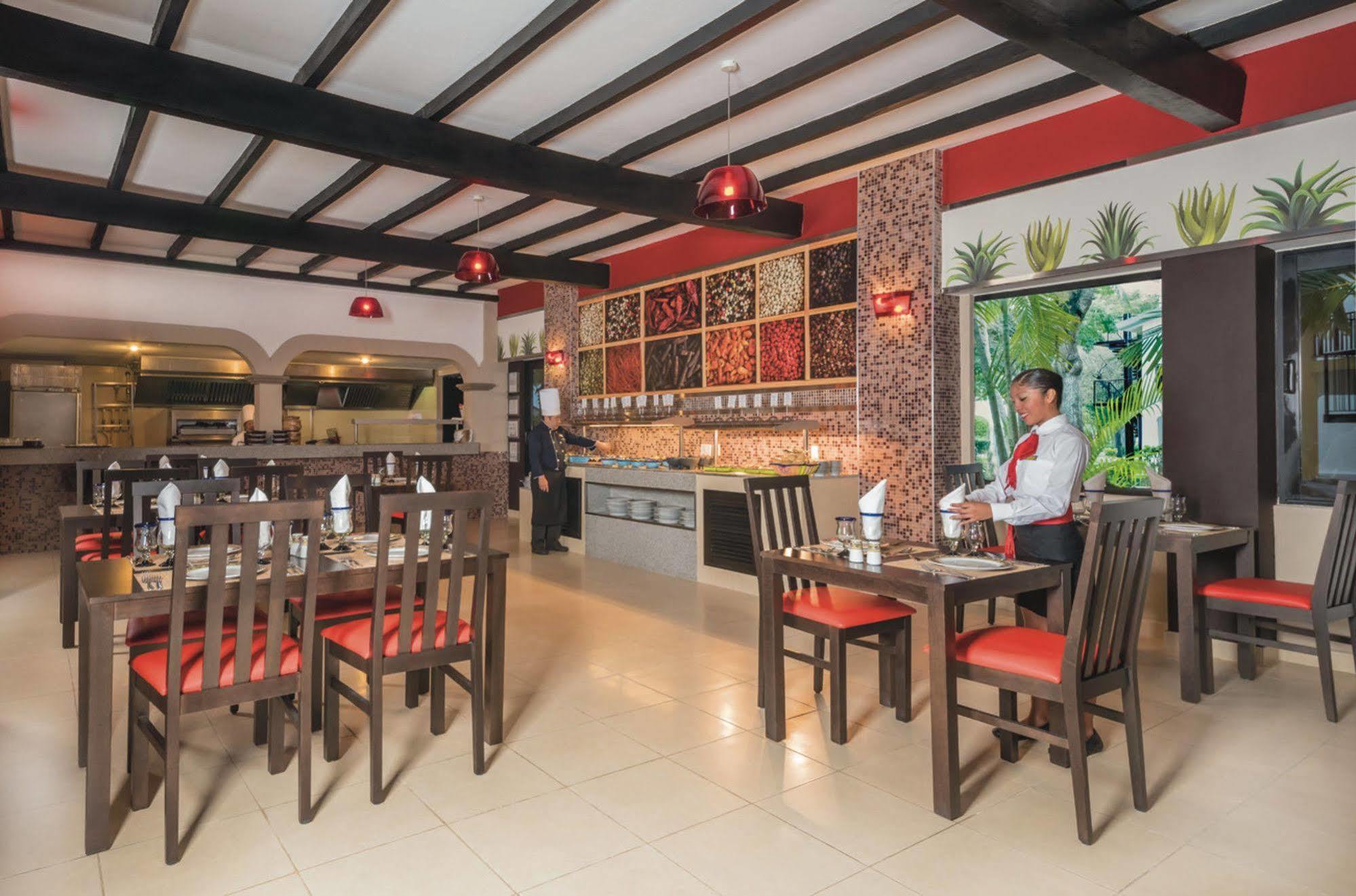 Khách sạn Riu Lupita