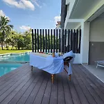Luxury Swim-Up Apartment And Private Beach Club
