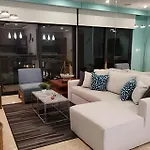 Piscina Infinita De Urban Suites Con Vistas Al Mar