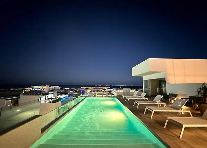 Cozy Modern City View Condo W/ Rooftop Pool & Gym - Agama 403