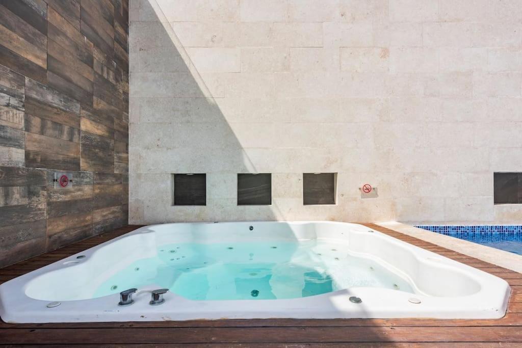 Onebr W Balcony Or Small In Playa Del Carmen, Bbq, Pool Infinite, Whirlpool, Ac, Tv Smart, 200mb *