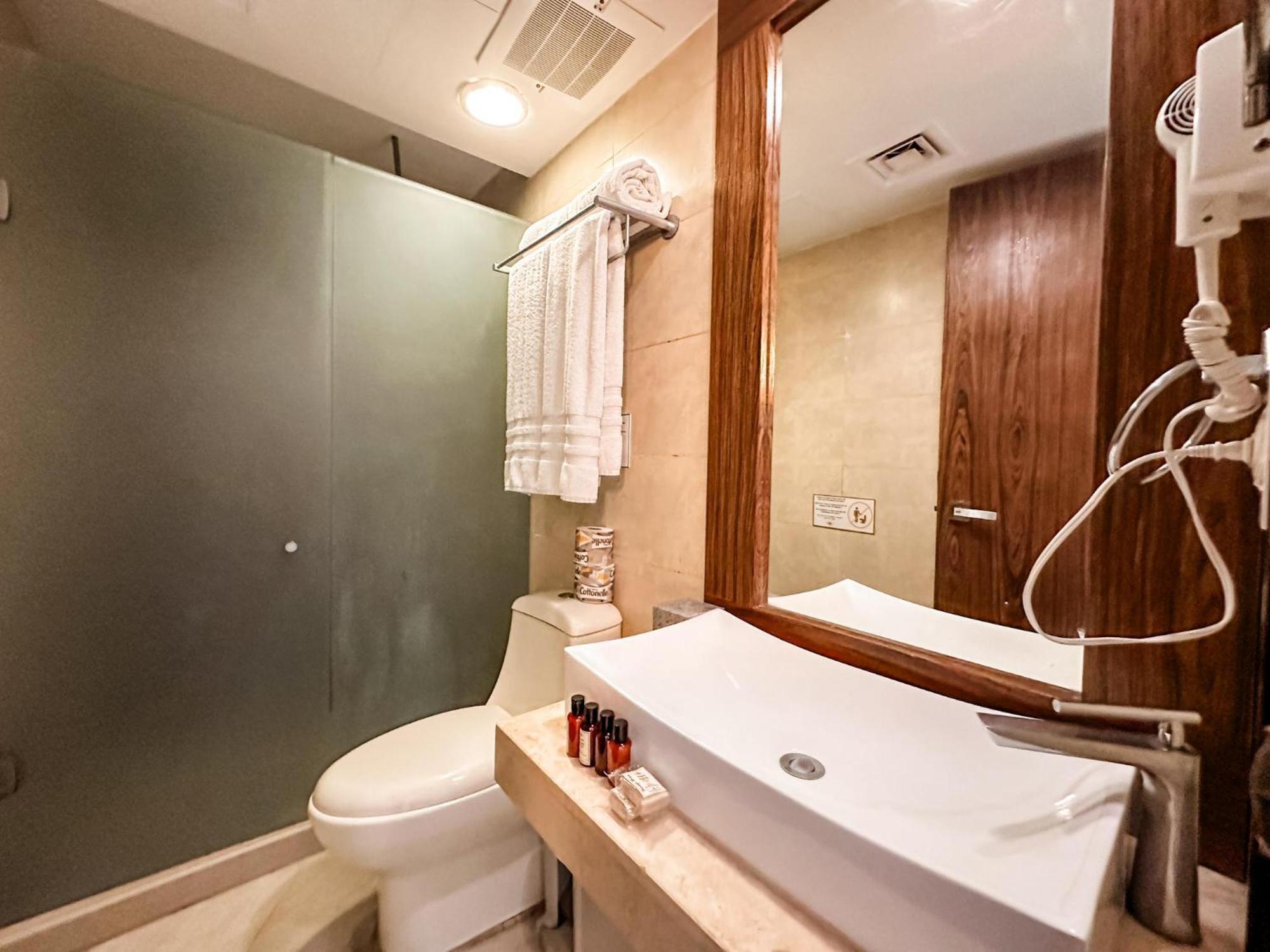 At 1124 Two Bed Reflecting Pool View Close Beach Apartment *