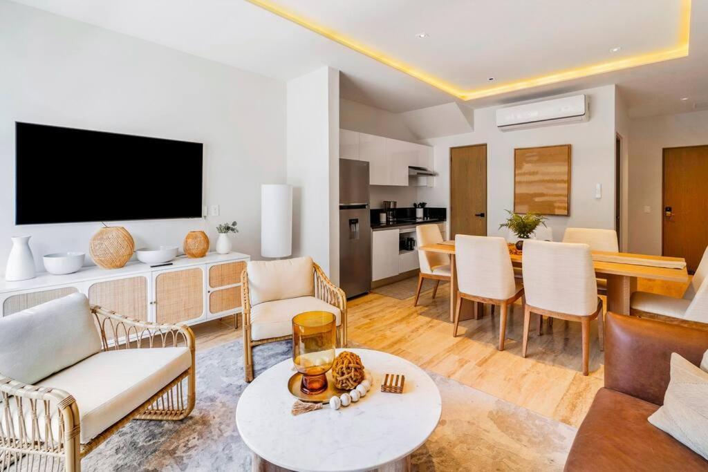 Luxury Penthouse, Pool, Gym, 5mins To * Playa del Carmen