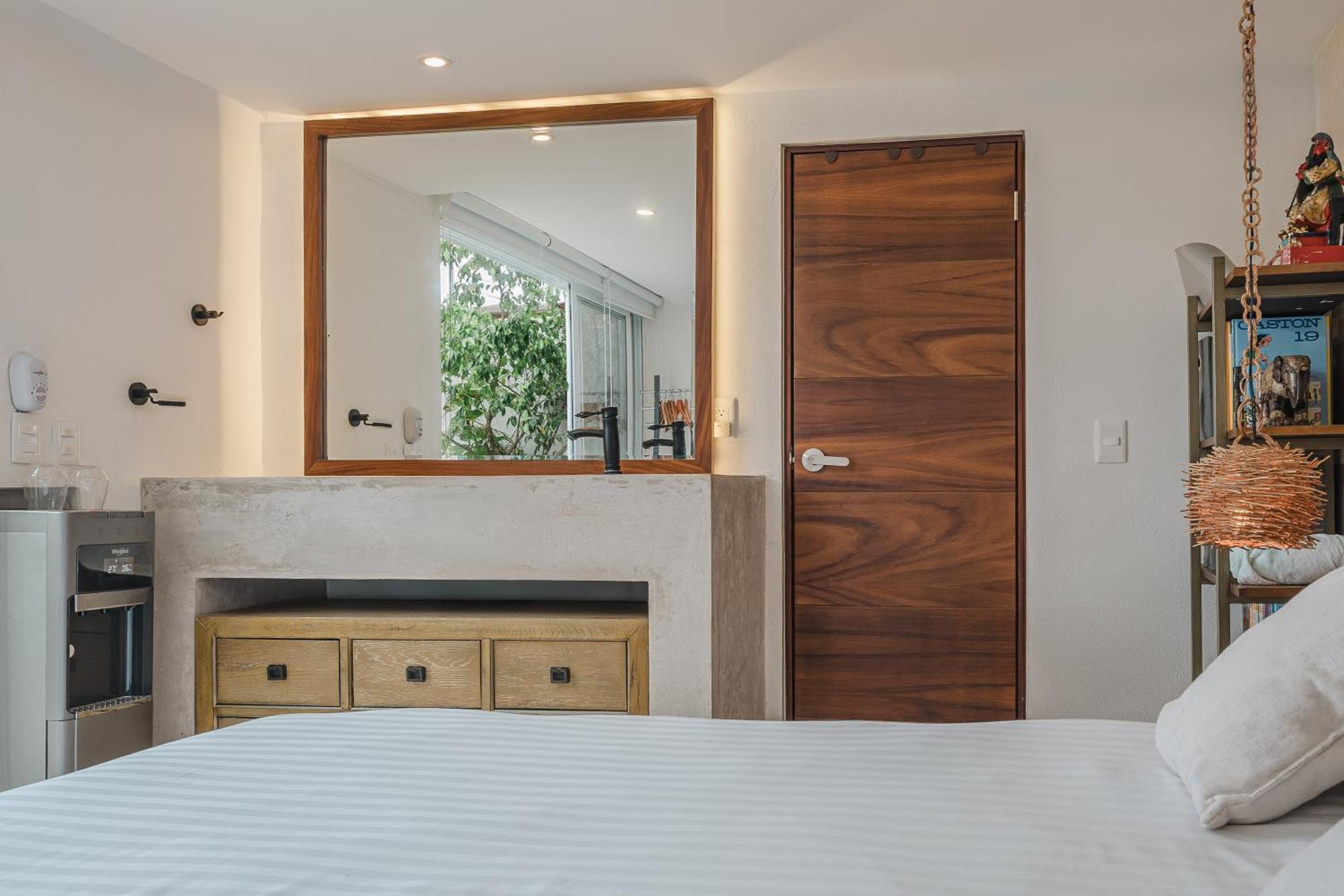 Penthouse With Rooftop And Jacuzzi In Downtown Apartment