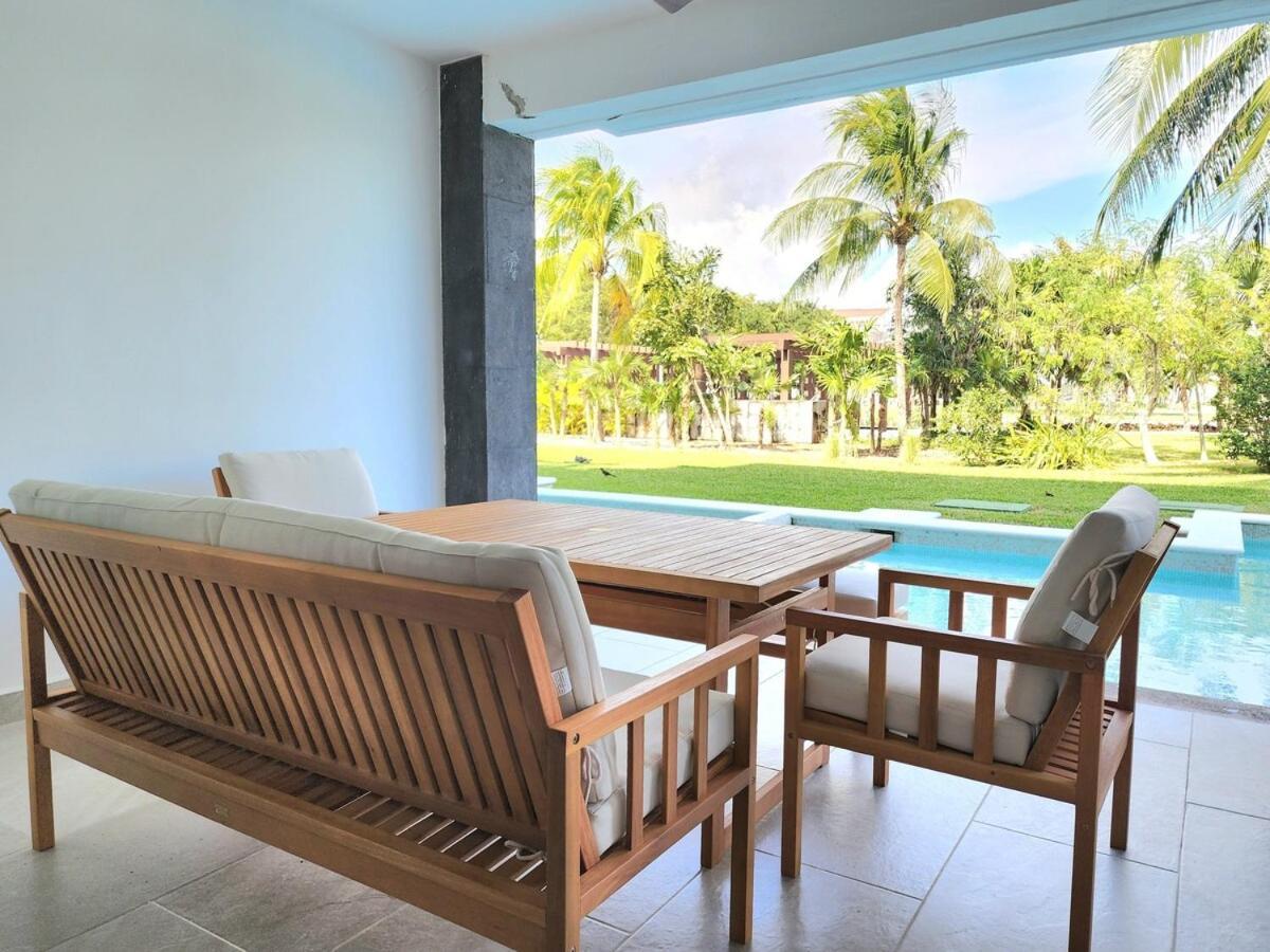 Luxury Swim-up And Private Club Apartment