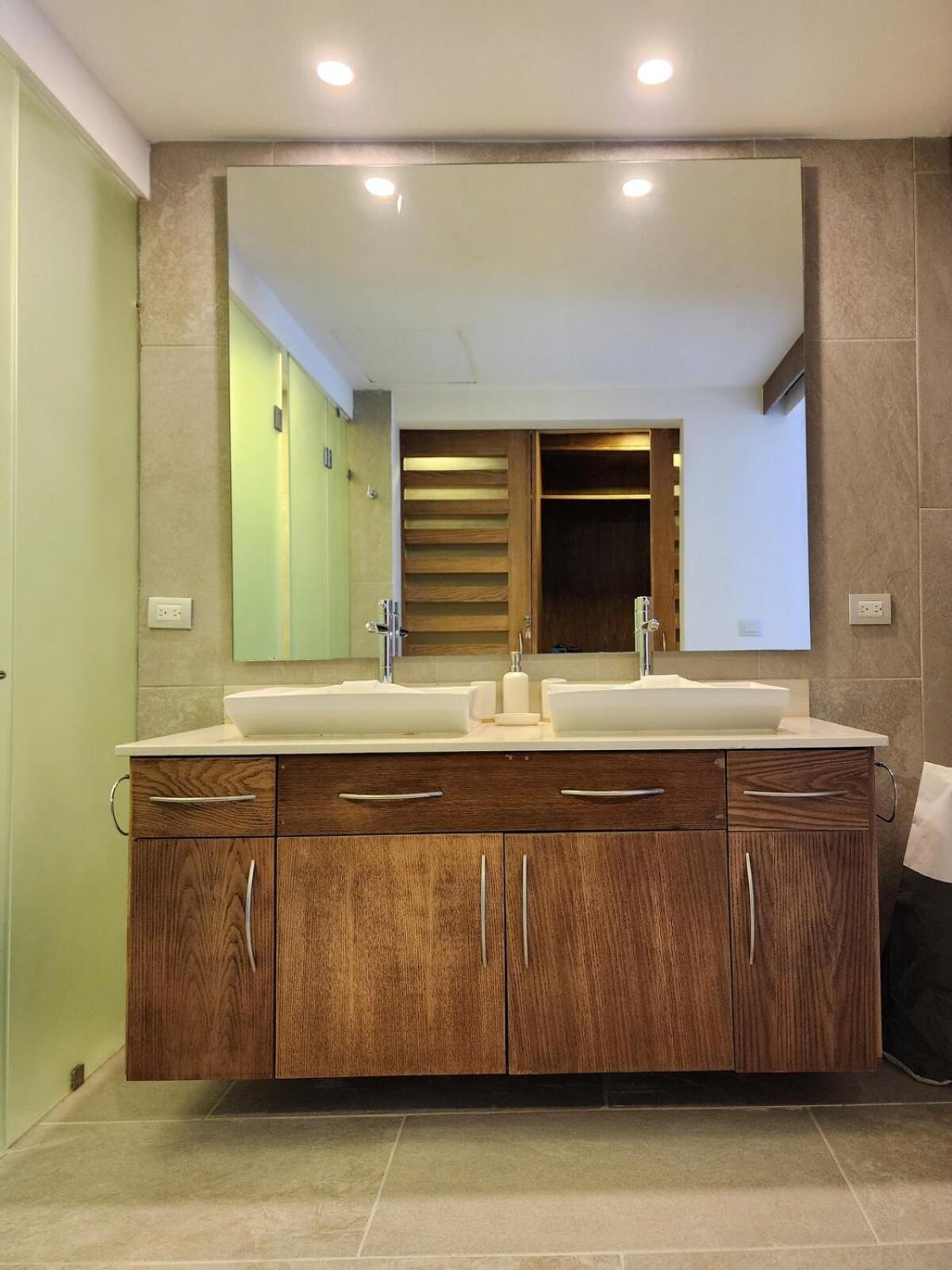 Luxury Swim-up And Private Club Apartment