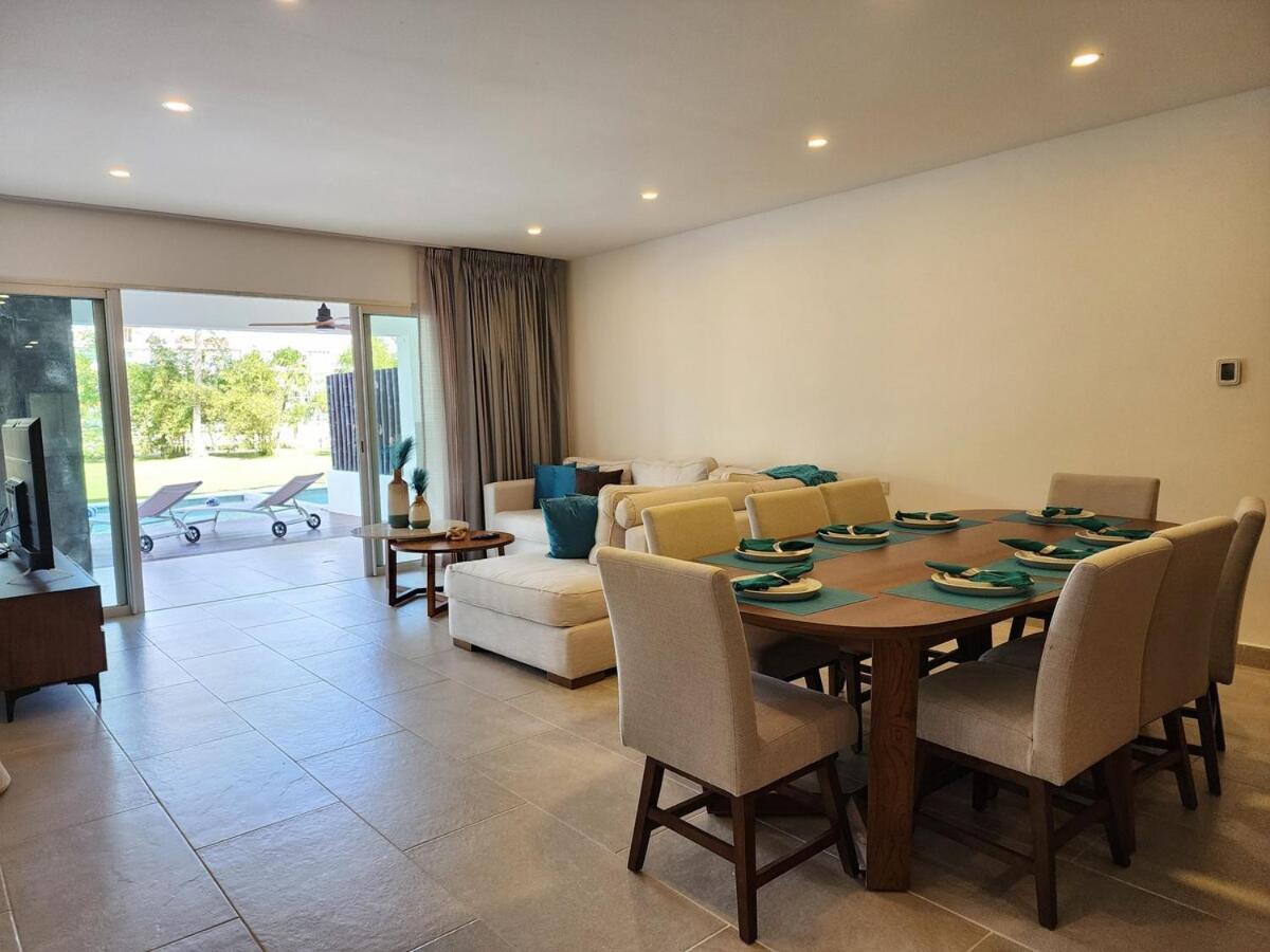 Luxury Swim-up And Private Club Apartment *