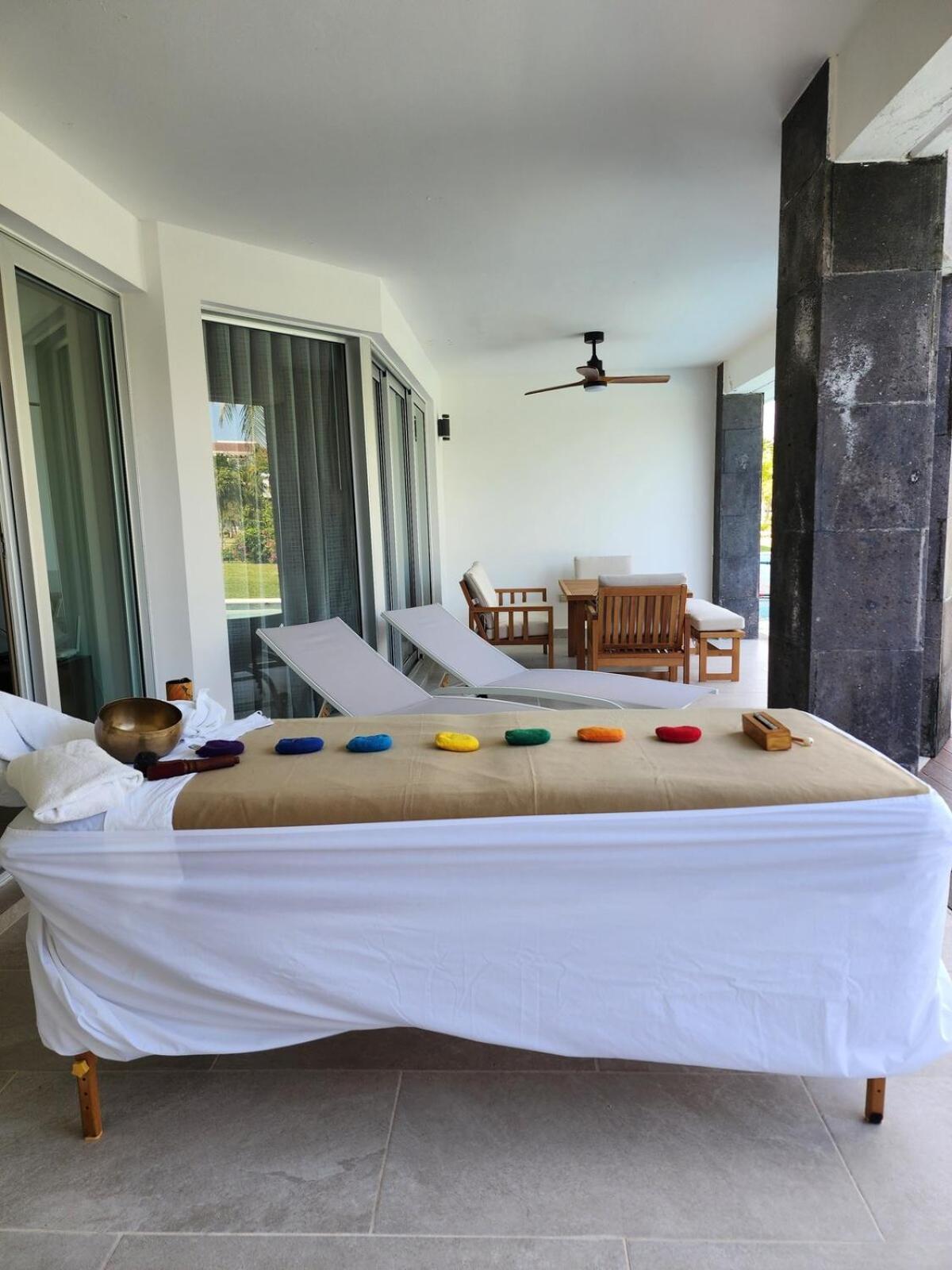 Luxury Swim-up And Private Club Apartment