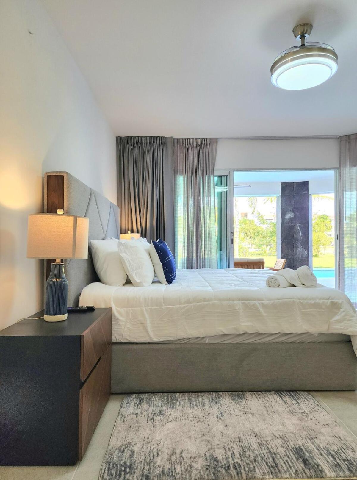 Apartment Luxury Swim-up And Private Club
