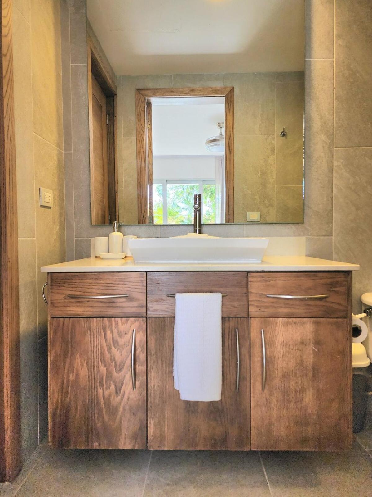 Luxury Swim-up And Private Club Apartment *