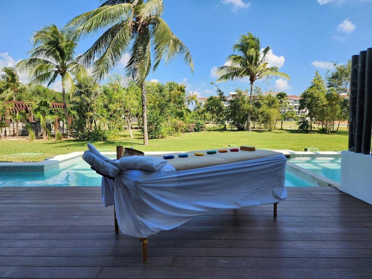Luxury Swim-up And Private Club