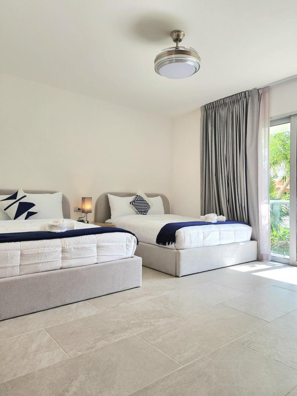 Luxury Swim-up And Private Club Apartment *