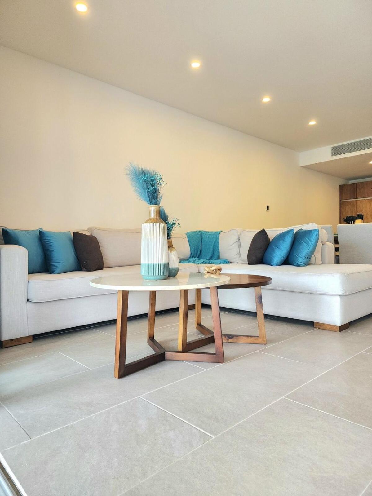 Luxury Swim-up And Private Club Apartment