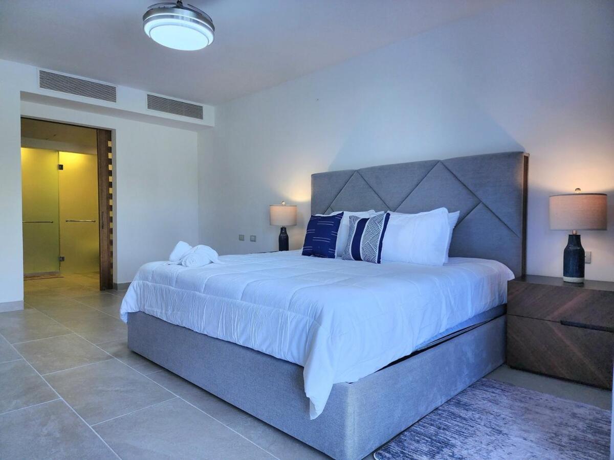 Luxury Swim-up And Private Club