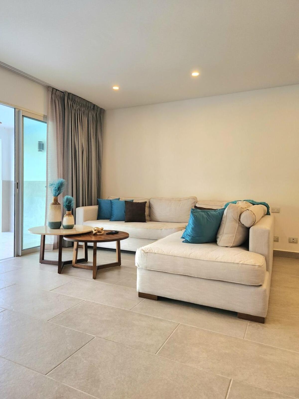 Luxury Swim-up And Private Club Apartment *