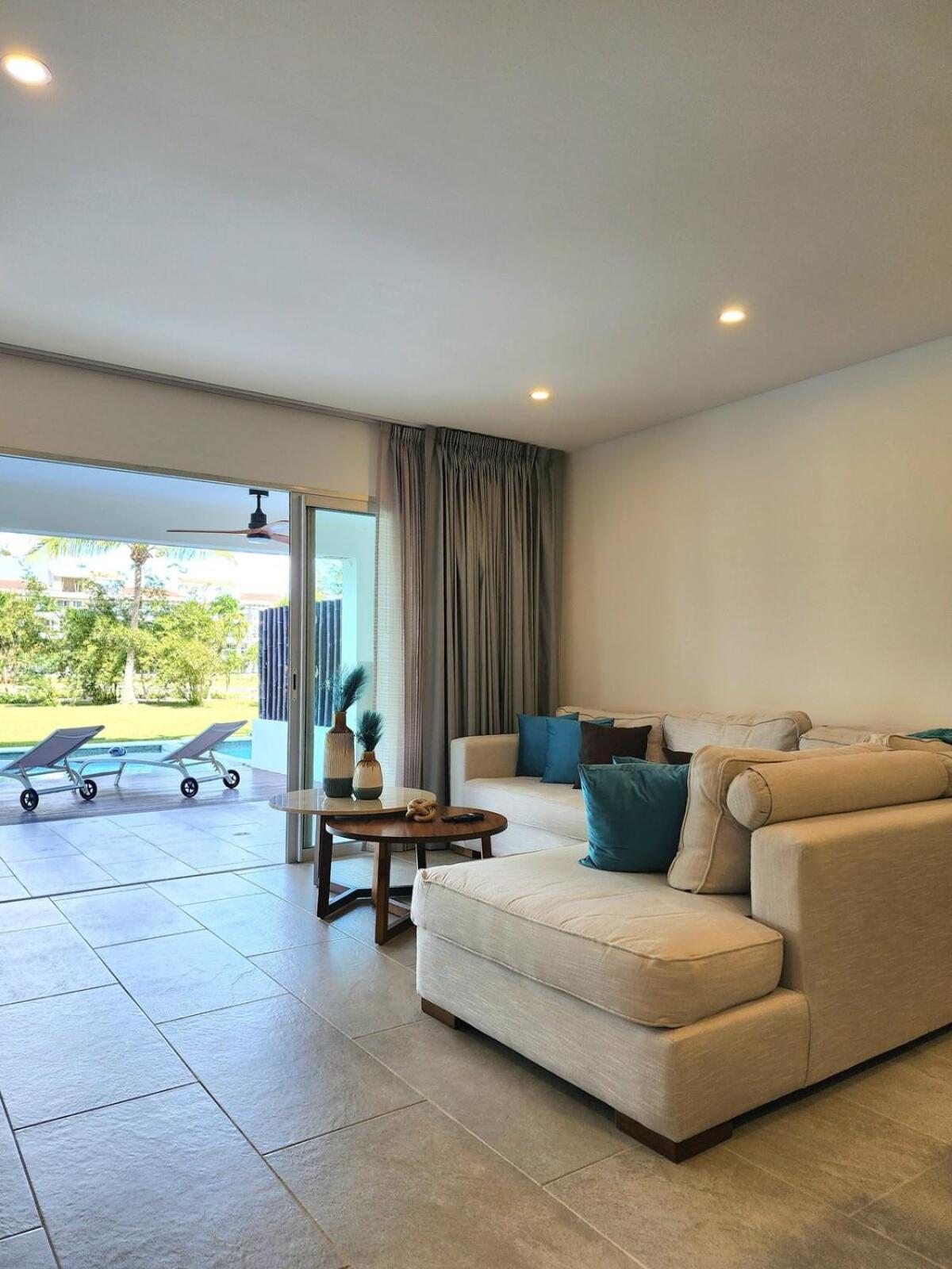 Luxury Swim-up And Private Club Apartment *
