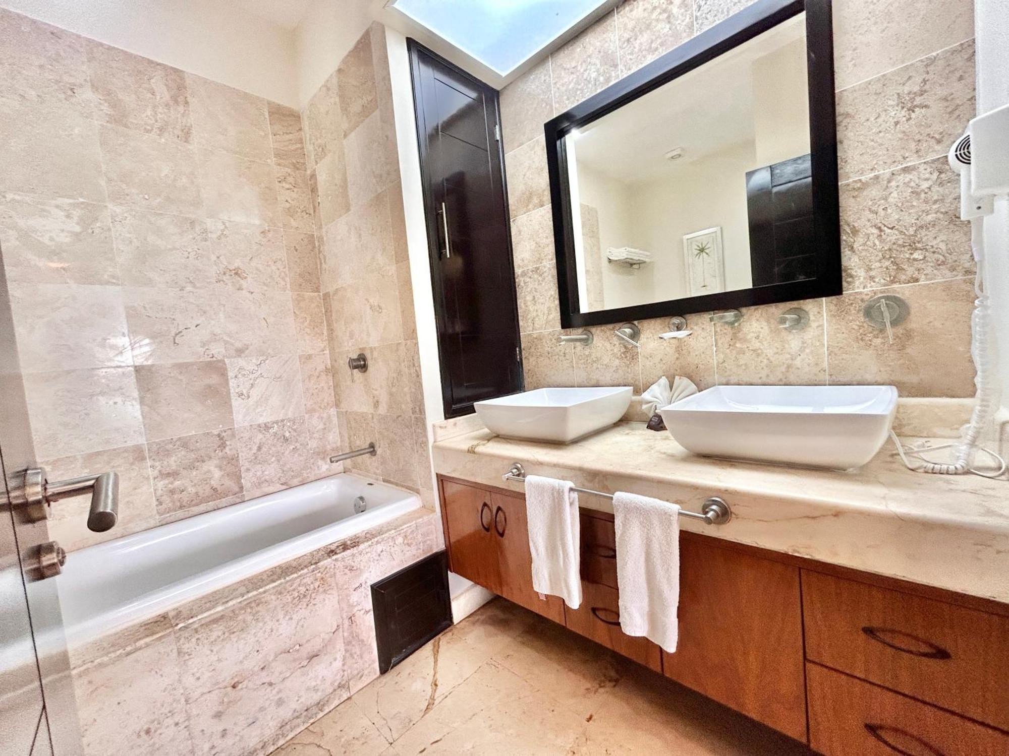 El Faro 402 Surf Ocean View 2 Bedroom Apartment *