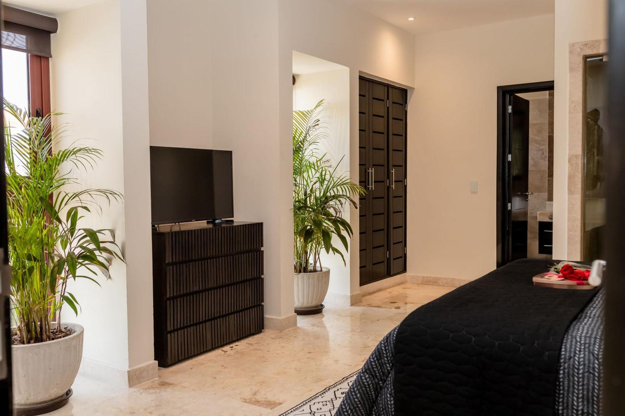 Beachfront Chic At El Faro Apartment