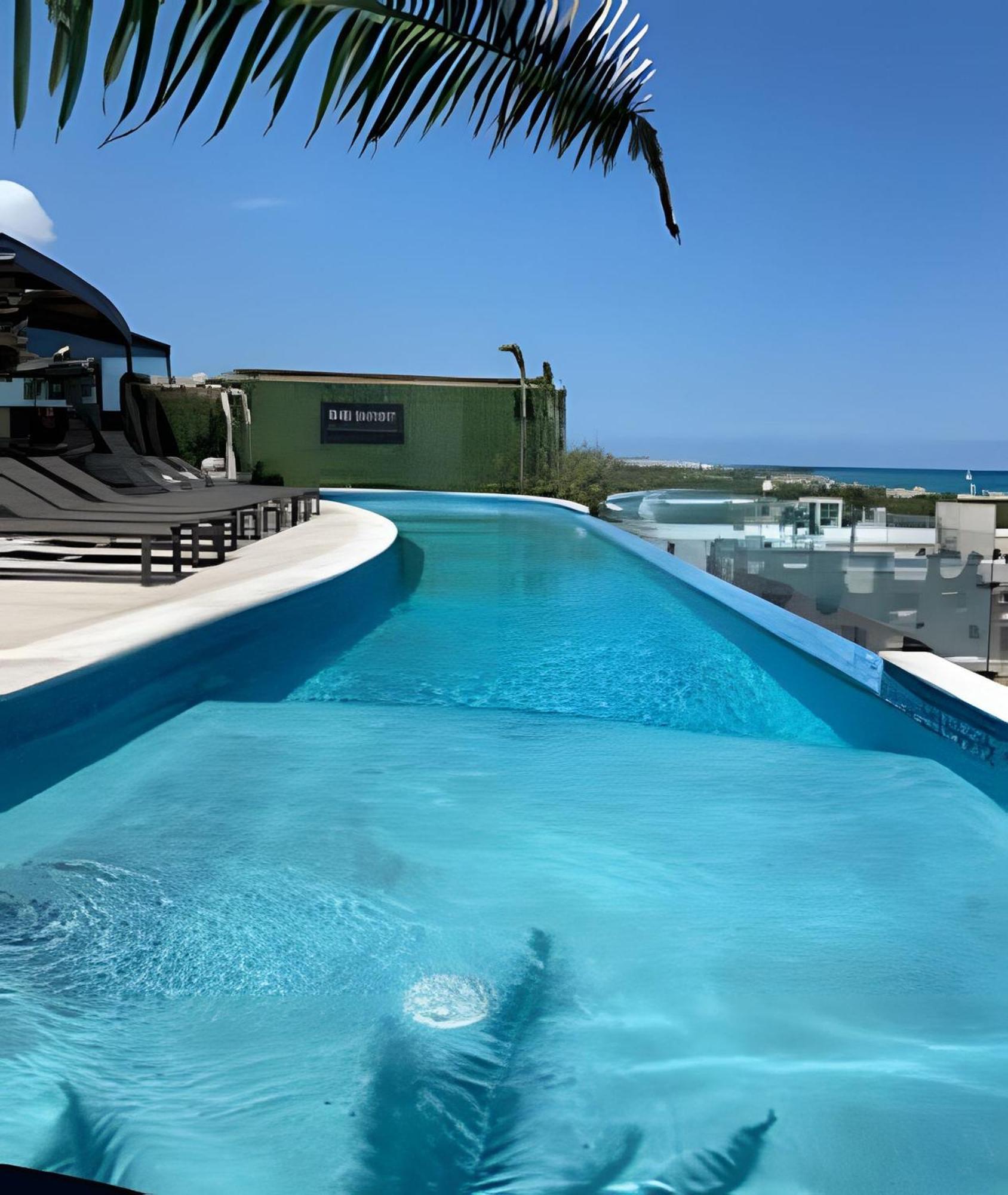 Piscina Infinita De Urban Con Vistas Al Mar