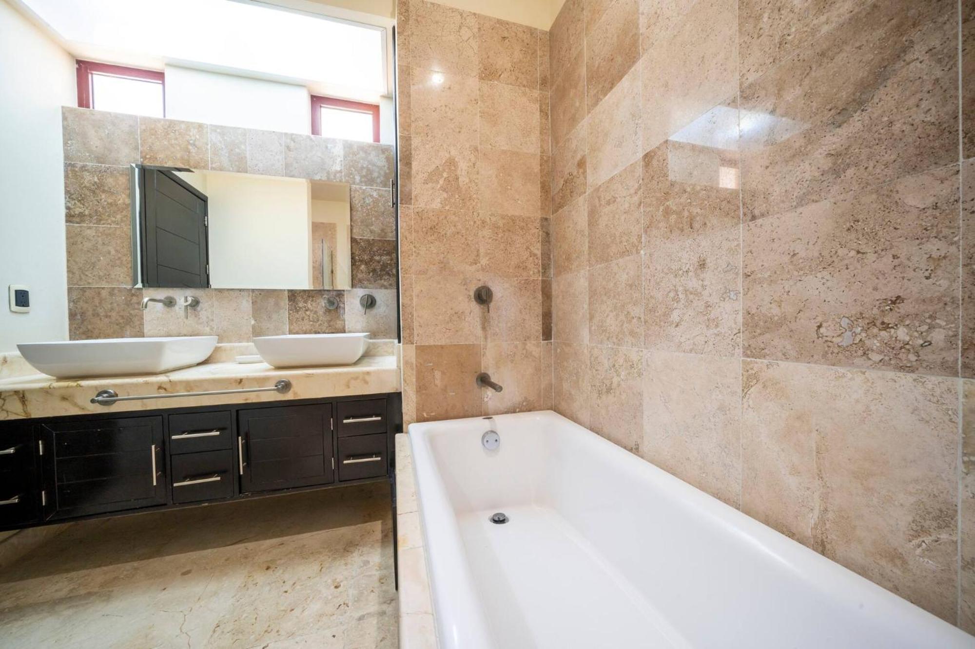 Surf 301 - Luxury Oceanview Beachfront With Gym - At El Faro Holiday home *