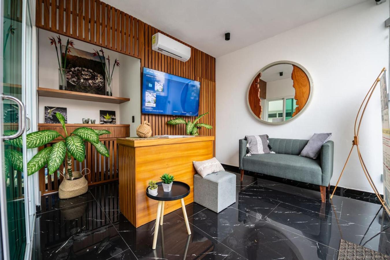 1 Bedroom W Rooftop Pool Walk To 5th Ave