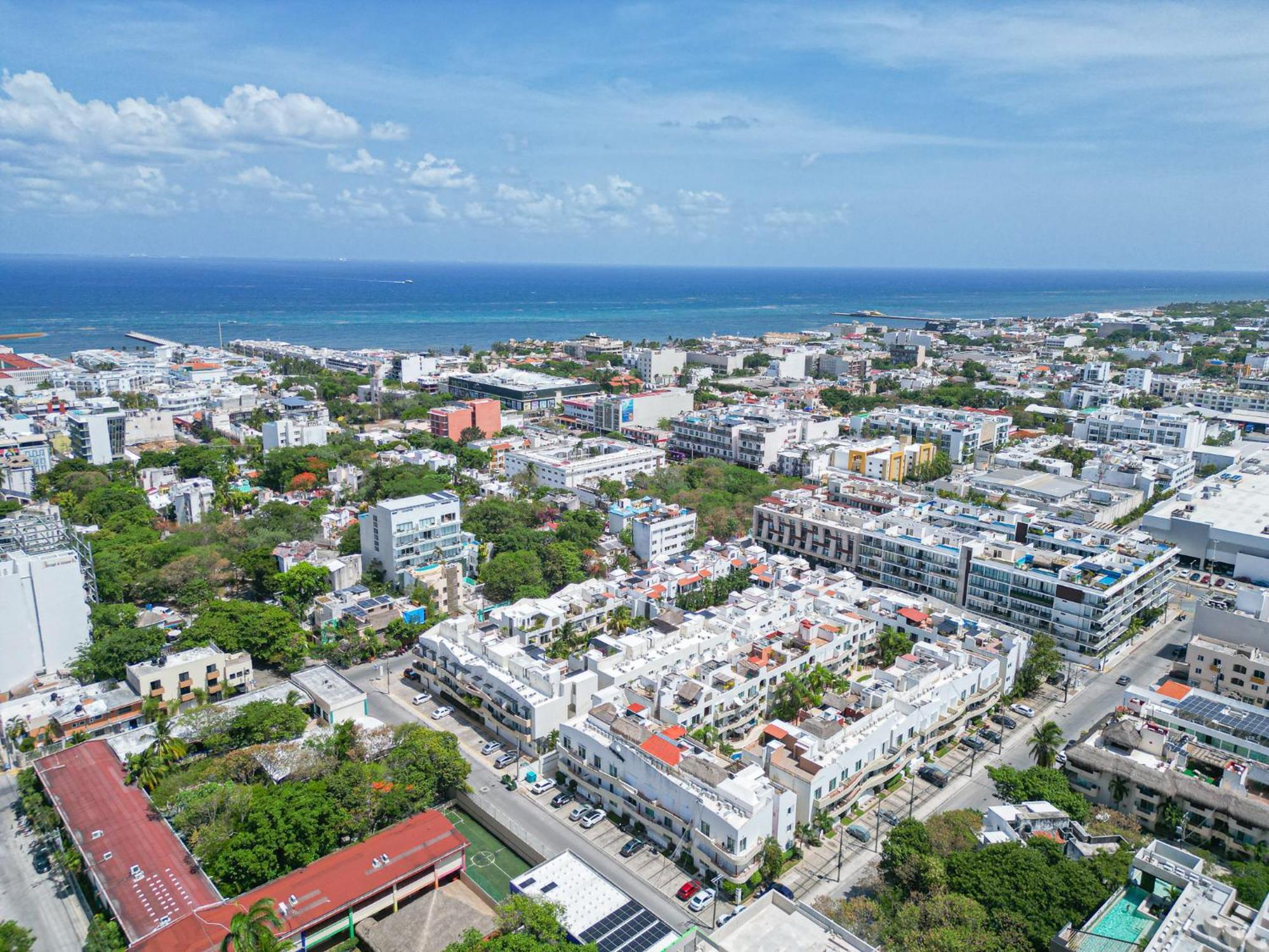 Modern 2br Apt-3 Baths-pool-wi-fi-steps To Playa del Carmen