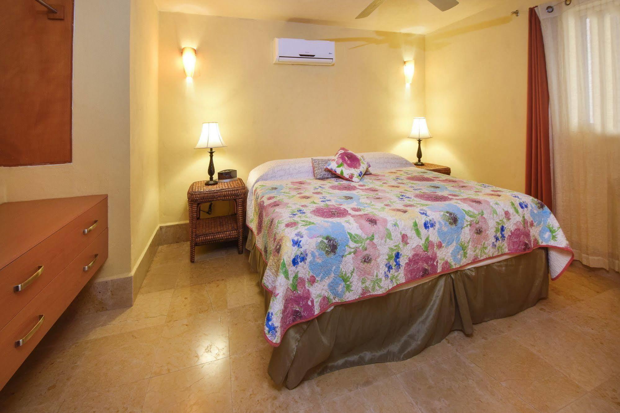 Ocean Plaza Condos Hotel Playa del Carmen